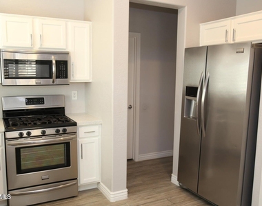 10324 W Sands Drive - Photo Thumbnail 17