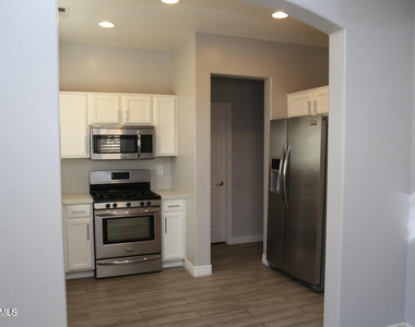 10324 W Sands Drive - Photo Thumbnail 16