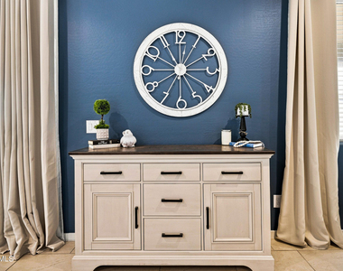 20204 N Wilford Avenue - Photo Thumbnail 5