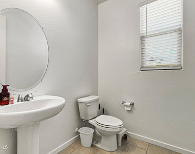 20204 N Wilford Avenue - Photo Thumbnail 3