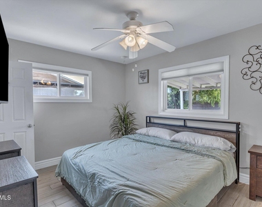 6919 E Cheery Lynn Road - Photo Thumbnail 17