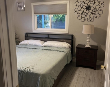 6919 E Cheery Lynn Road - Photo Thumbnail 5