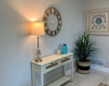 6919 E Cheery Lynn Road - Photo Thumbnail 8