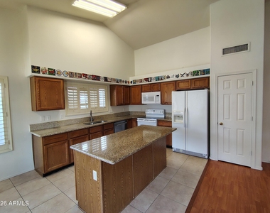 4303 E Cathedral Rock Drive - Photo Thumbnail 8