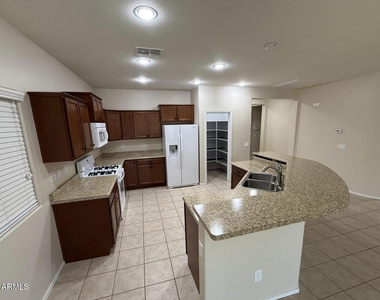 3417 N San Marin Drive - Photo Thumbnail 5