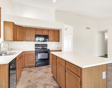 5910 W Commonwealth Avenue - Photo Thumbnail 18