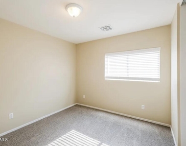 114 E Beth Drive - Photo Thumbnail 7