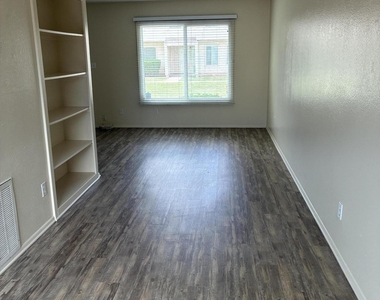 6618 S Palm Drive - Photo Thumbnail 3