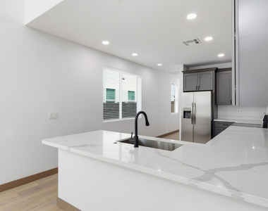 2809 E Trumbull - Photo Thumbnail 5