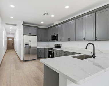 2809 E Trumbull - Photo Thumbnail 3