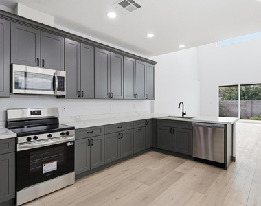 2809 E Trumbull - Photo Thumbnail 4