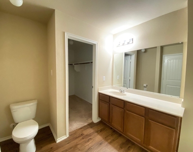 2105 Meadow Park Drive - Photo Thumbnail 11