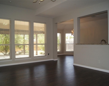 313 Smyth Street - Photo Thumbnail 3