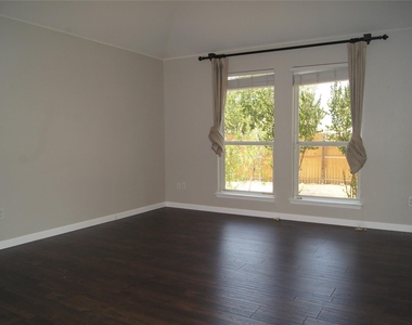 313 Smyth Street - Photo Thumbnail 10