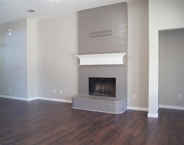 313 Smyth Street - Photo Thumbnail 2