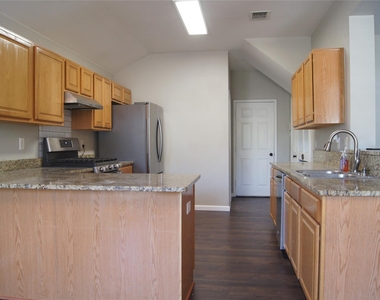 313 Smyth Street - Photo Thumbnail 7