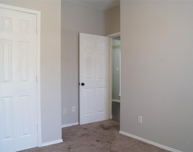 313 Smyth Street - Photo Thumbnail 15