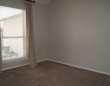 313 Smyth Street - Photo Thumbnail 14