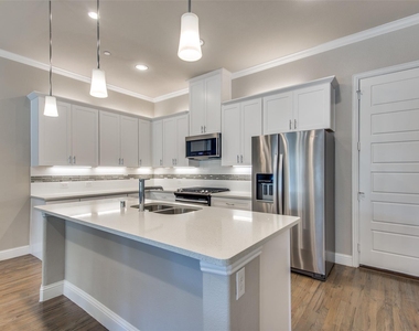 2821 Lindale Drive - Photo Thumbnail 6