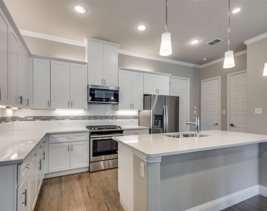 2821 Lindale Drive - Photo Thumbnail 8