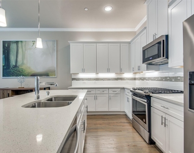 2821 Lindale Drive - Photo Thumbnail 7