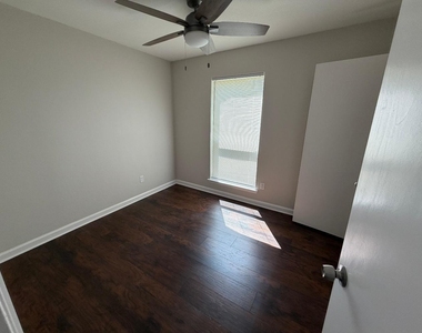 3109 Manchester Drive - Photo Thumbnail 11