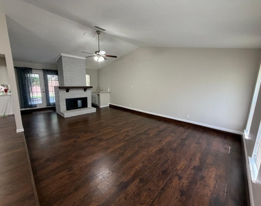 3109 Manchester Drive - Photo Thumbnail 6