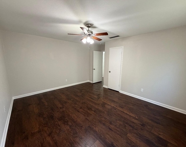 3109 Manchester Drive - Photo Thumbnail 10