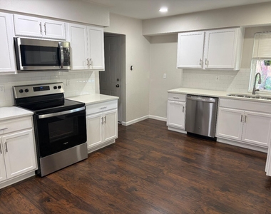3109 Manchester Drive - Photo Thumbnail 4