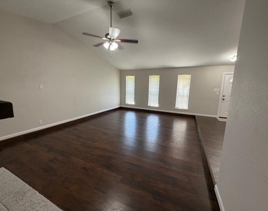3109 Manchester Drive - Photo Thumbnail 5