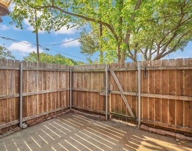 200 Samuel Boulevard - Photo Thumbnail 2