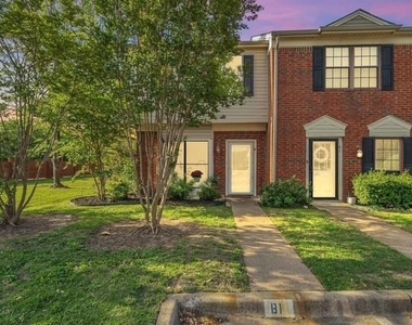 200 Samuel Boulevard - Photo Thumbnail 1