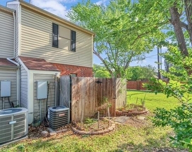 200 Samuel Boulevard - Photo Thumbnail 5
