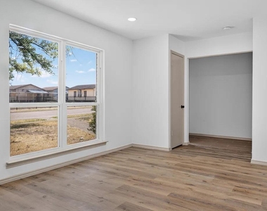 3811 Ovid Avenue - Photo Thumbnail 4