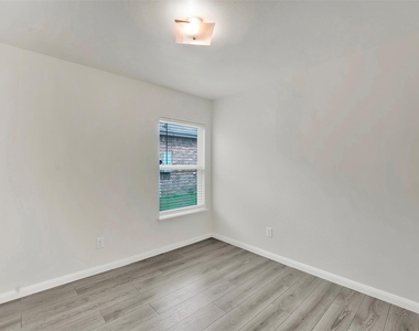 170 Kennedy Drive - Photo Thumbnail 14