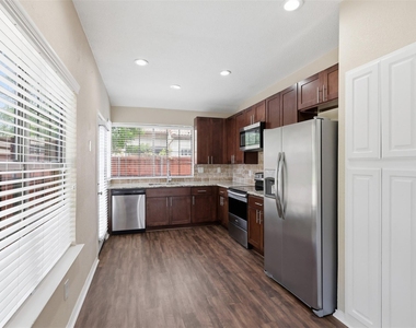608 Fiesta Circle - Photo Thumbnail 8