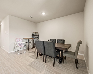 336 Wildrose Circle - Photo Thumbnail 9