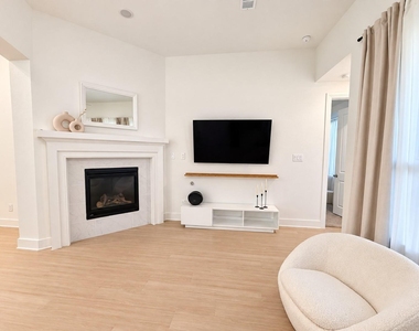 1613 Sandhill Lane - Photo Thumbnail 8
