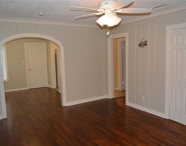 712 Cantey Avenue W - Photo Thumbnail 2