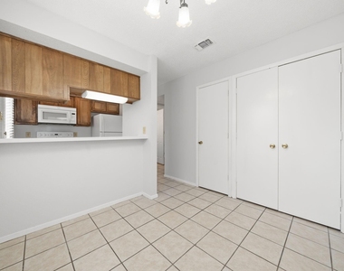 929 W Hickory Street - Photo Thumbnail 6