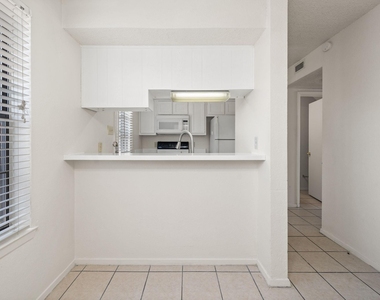 929 W Hickory Street - Photo Thumbnail 8