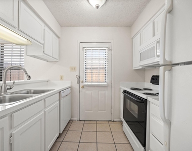 929 W Hickory Street - Photo Thumbnail 9