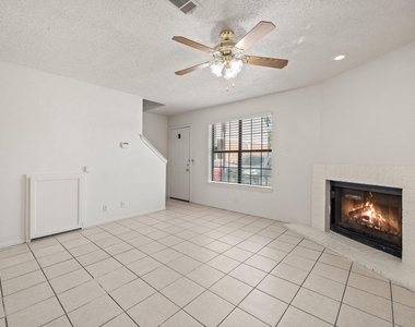 929 W Hickory Street - Photo Thumbnail 3