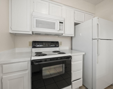 929 W Hickory Street - Photo Thumbnail 11