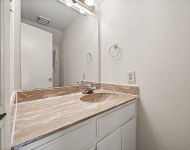 929 W Hickory Street - Photo Thumbnail 5