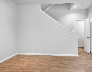 1133 Jamie Drive - Photo Thumbnail 7