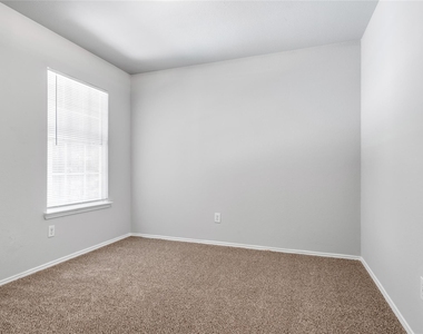1133 Jamie Drive - Photo Thumbnail 12