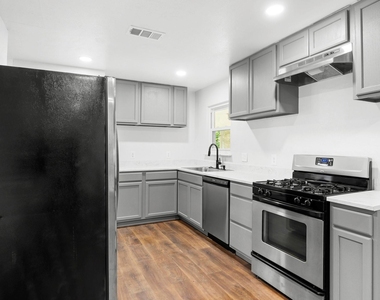 777 Cullum Avenue - Photo Thumbnail 5