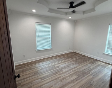 401 E Miller Road - Photo Thumbnail 7