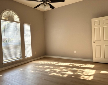 807 Aylesbury Drive - Photo Thumbnail 9
